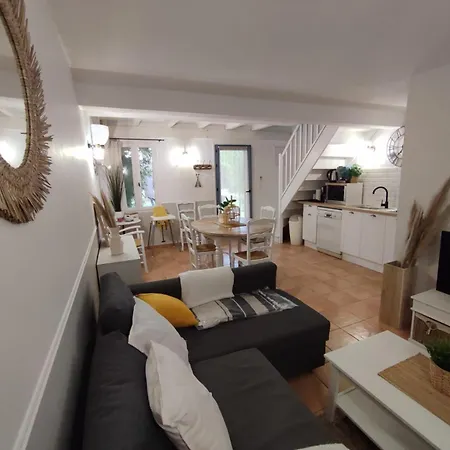 Holiday home Maisonnette Dans Mas Authentique Avec Piscine